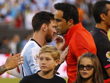 Claudio Bravo recordó el primer retiro de Lionel Messi de la Albiceleste: “No dimensiona lo grande que ha llegado a ser”