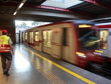 Pasajero muere al traspasar línea amarilla y ser impactado por tren que entraba a estación Pajaritos del Metro de Santiago