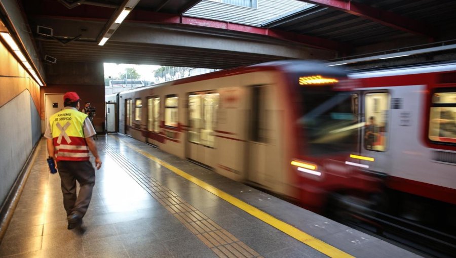 Pasajero muere al traspasar línea amarilla y ser impactado por tren que entraba a estación Pajaritos del Metro de Santiago