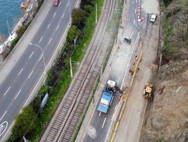 Habilitan segunda pista en la avenida España tras estabilización de talud hacia Viña del Mar