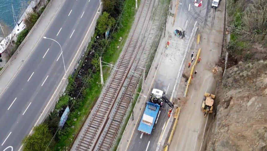 Habilitan segunda pista en la avenida España tras estabilización de talud hacia Viña del Mar