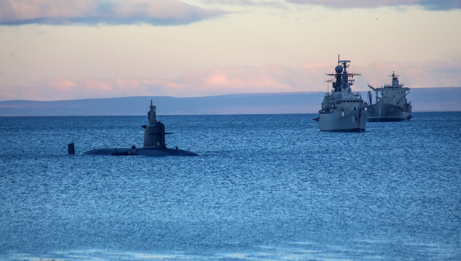Armada desplegó fragatas, submarinos, helicópteros e infantería en revista naval en el Estrecho de Magallanes