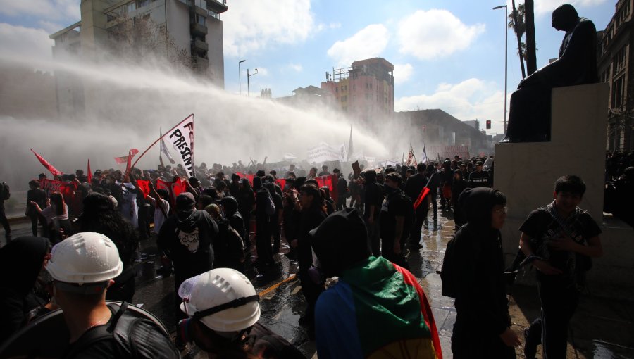 Incidentes con carabineros y detenidos marcaron marcha de estudiantes en el centro de Santiago