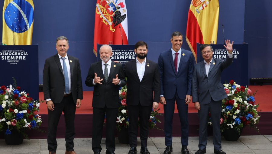 Oposición responde al Foro Madrid con encuentro "Democracia Siempre" en Santiago