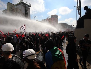 Incidentes con carabineros y detenidos marcaron marcha de estudiantes en el centro de Santiago