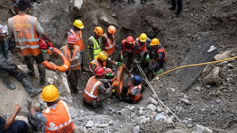 Rescatan a dos trabajadores que pasaron 9 días atrapados en un túnel tras la avalancha en Nepal