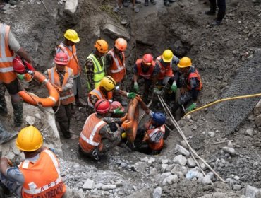Rescatan a dos trabajadores que pasaron 9 días atrapados en un túnel tras la avalancha en Nepal