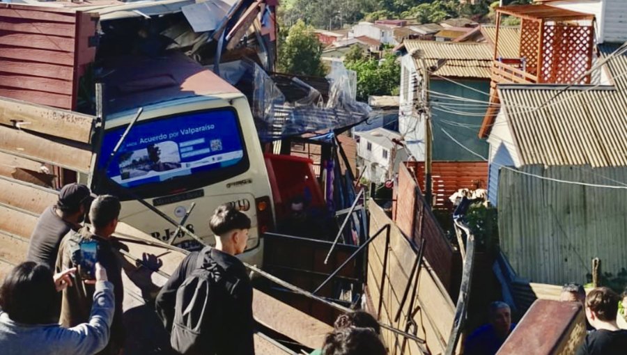 Microbús desbarranca y queda incrustado en vivienda en Playa Ancha: tres lesionados