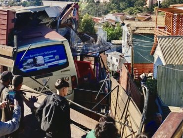 Microbús desbarranca y queda incrustado en vivienda en Playa Ancha: tres lesionados