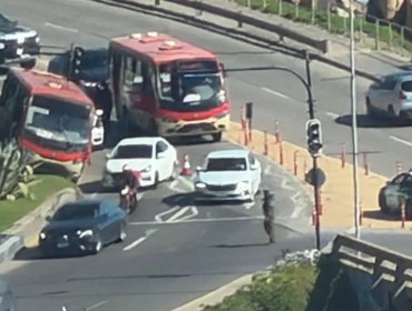 Tres lesionados dejó colisión entre microbús y dos automóviles en el acceso a Reñaca