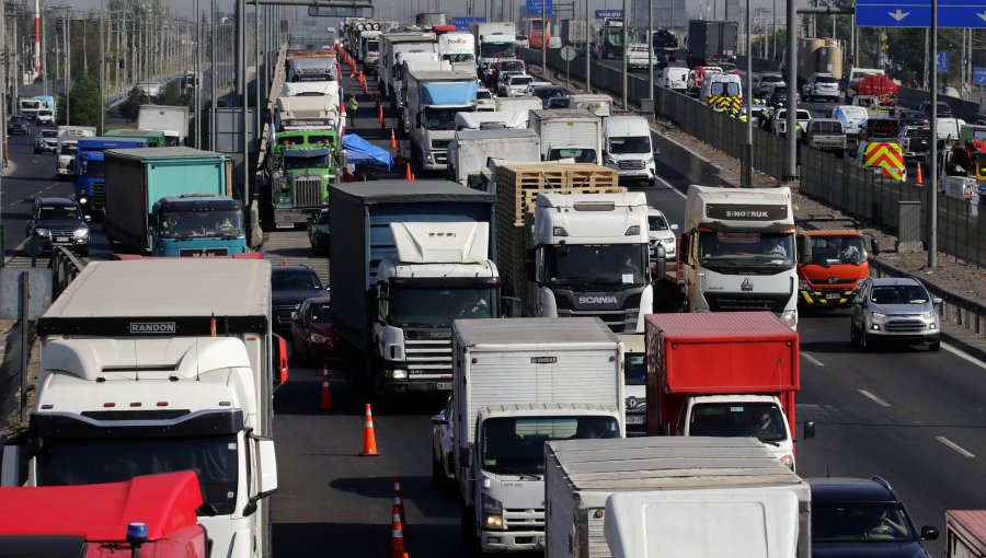 Tras reunión con el Gobierno: Gremios del transporte alertan que no tienen claridad sobre monto de nuevas alzas de los combustibles