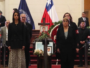 Figuras de distintos sectores rinden primera guardia de honor a Camilo Escalona