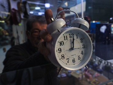 Comienza el horario de verano: Relojes se adelantan una hora este sábado a la medianoche