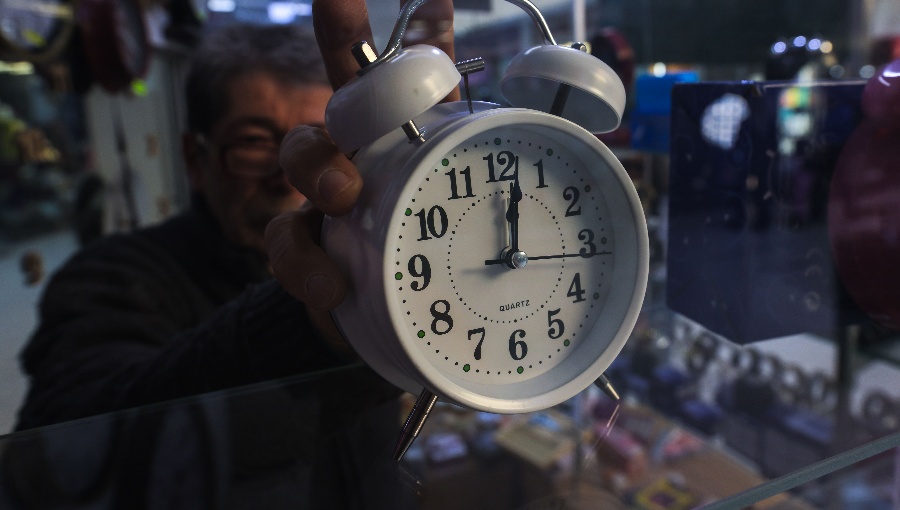 Comienza el horario de verano: Relojes se adelantan una hora este sábado a la medianoche