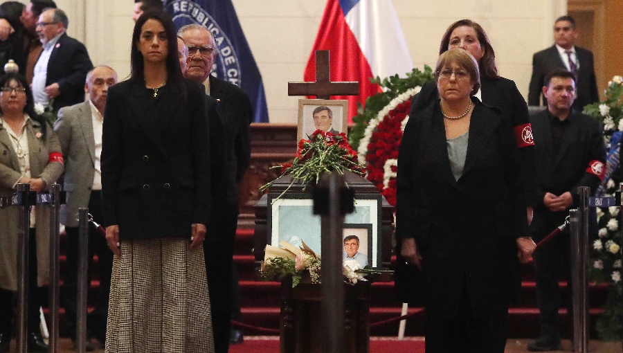 Figuras de distintos sectores rinden primera guardia de honor a Camilo Escalona