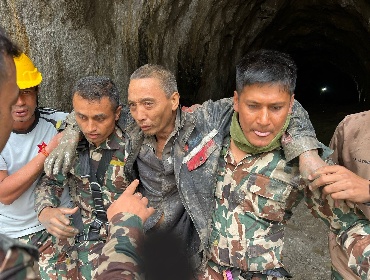 Confirman rescate de dos sobrevivientes a 10 días de la devastadora riada en Nepal