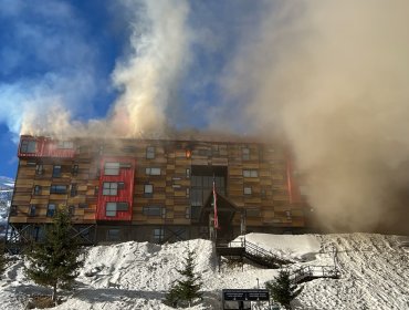 Bomberos combaten violento incendio que afecta al Hotel Alto Nevados en Termas de Chillán