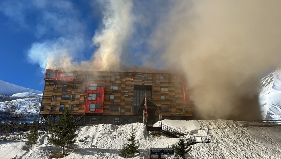 Bomberos combaten violento incendio que afecta al Hotel Alto Nevados en Termas de Chillán