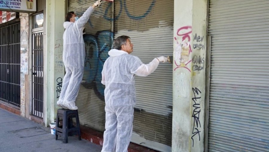 Pintan locales del centro de Villa Alemana para mejorar su orden, limpieza y seguridad