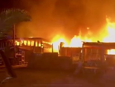 Incendio consumió una estructura en las cercanías del Parque Aconcagua de Quillota