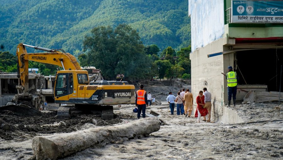 Suben a más de 1.350 los muertos por catastróficas inundaciones en Nepal: continúan las búsquedas