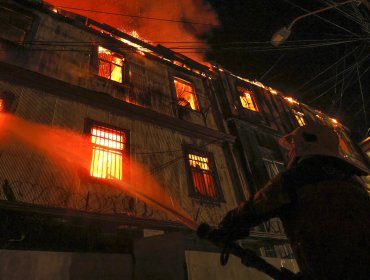 Incendio en cerro Cordillera consumió casona y terminó con dos voluntarios lesionados