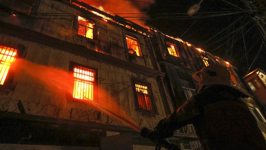Incendio en cerro Cordillera consumió casona y terminó con dos voluntarios lesionados