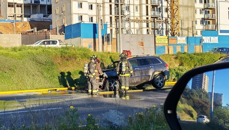 Vehículo se incendió en el Camino Internacional a la altura de Glorias Navales en Viña del Mar