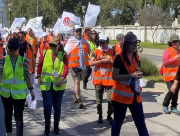 Profesores avanzan a pie hacia Valparaíso pese a restricciones de la autoridad y tras sufrir un robo de equipos en Casablanca