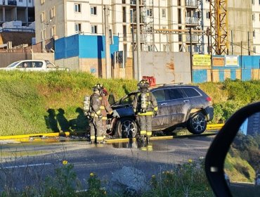 Vehículo se incendió en el Camino Internacional a la altura de Glorias Navales en Viña del Mar