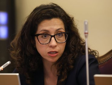 Presidenta del Frente Amplio acusa forma "impositiva" de gobernar de Kast y llama a crear un "muro de resistencia" opositor