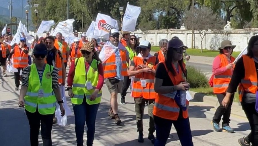 Profesores avanzan a pie hacia Valparaíso pese a restricciones de la autoridad y tras sufrir un robo de equipos en Casablanca