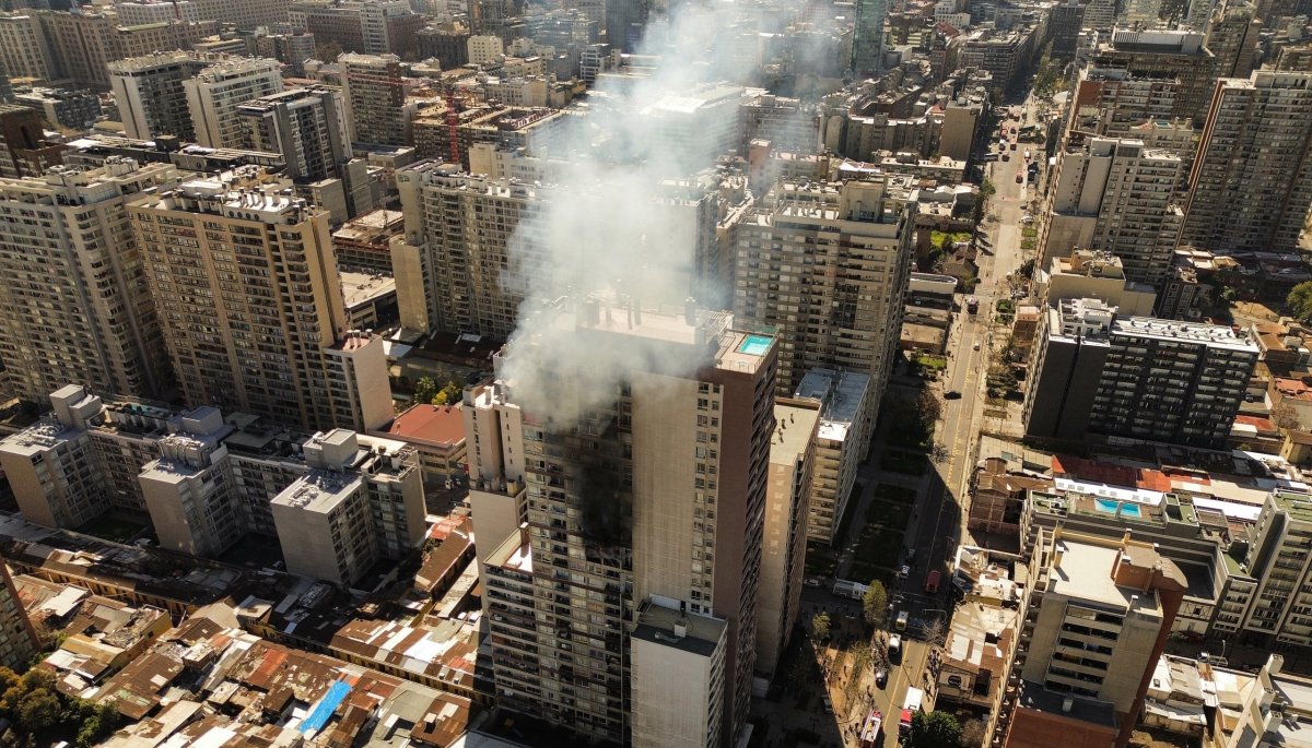 Incendio que inició en el piso 15 obliga a evacuar un edificio de 25 pisos en el centro de Santiago