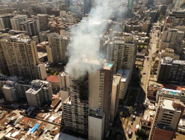 Incendio que inició en el piso 15 obliga a evacuar un edificio de 25 pisos en el centro de Santiago