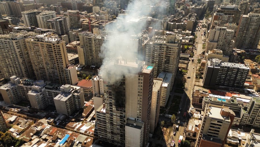 Incendio que inició en el piso 15 obliga a evacuar un edificio de 25 pisos en el centro de Santiago