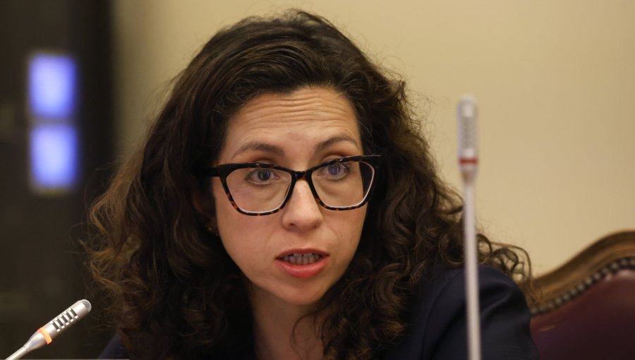 Presidenta del Frente Amplio acusa forma "impositiva" de gobernar de Kast y llama a crear un "muro de resistencia" opositor