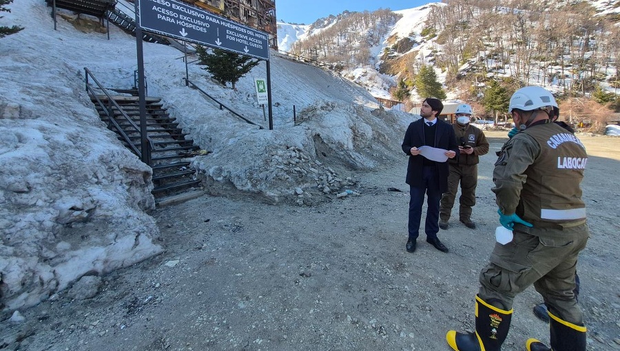 Investigan si incendio que consumió el hotel Altos Nevados fue provocado o se originó debido a una falla eléctrica