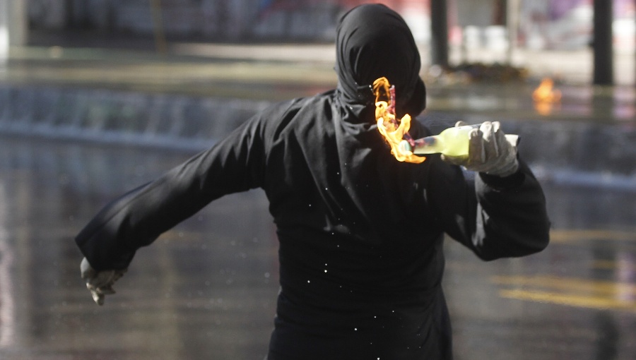 Menor de 12 años es identificado como uno de los autores de ataque con molotov contra cuartel bomberil y comisaría en Huechuraba