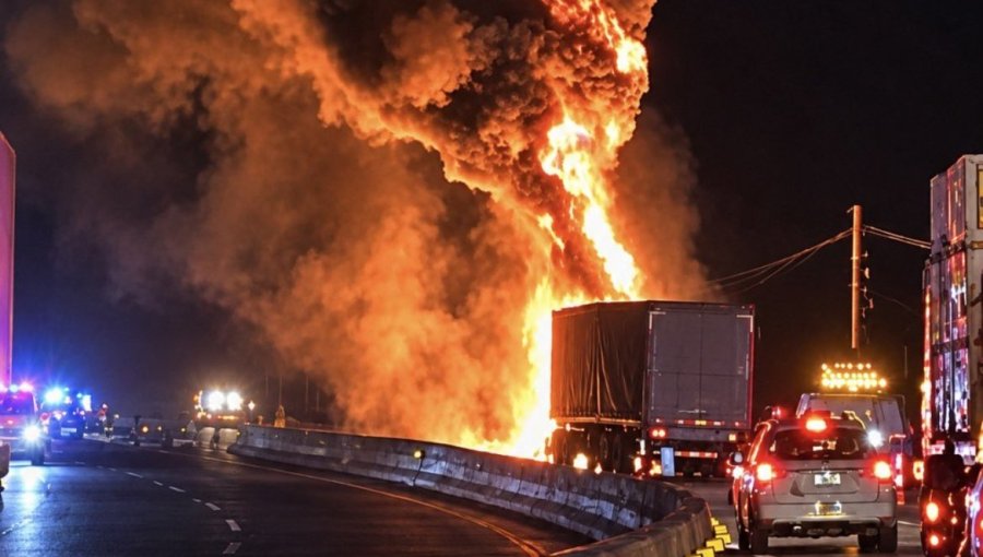 Camión de alto tonelaje se incendió en la ruta 68 en el sector Los Panguiles de Curacaví