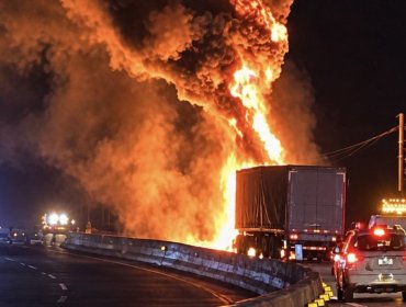 Camión de alto tonelaje se incendió en la ruta 68 en el sector Los Panguiles de Curacaví