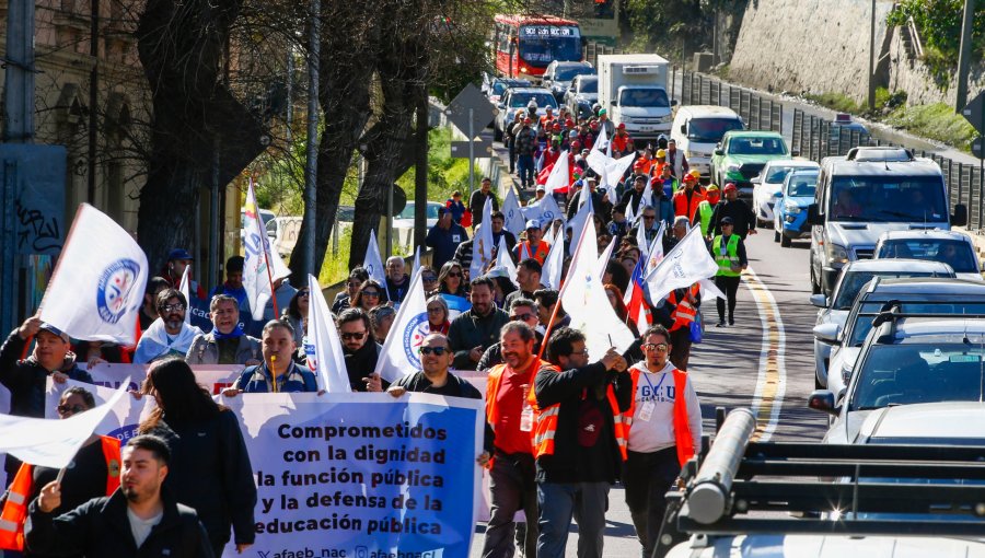 Profesores llegaron a Valparaíso tras desafiar negativa del delegado Millones a autorizar marcha al Congreso: "Una actitud muy hostil"