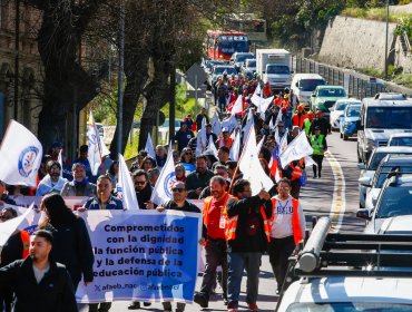 Profesores llegaron a Valparaíso tras desafiar negativa del delegado Millones a autorizar marcha al Congreso: "Una actitud muy hostil"