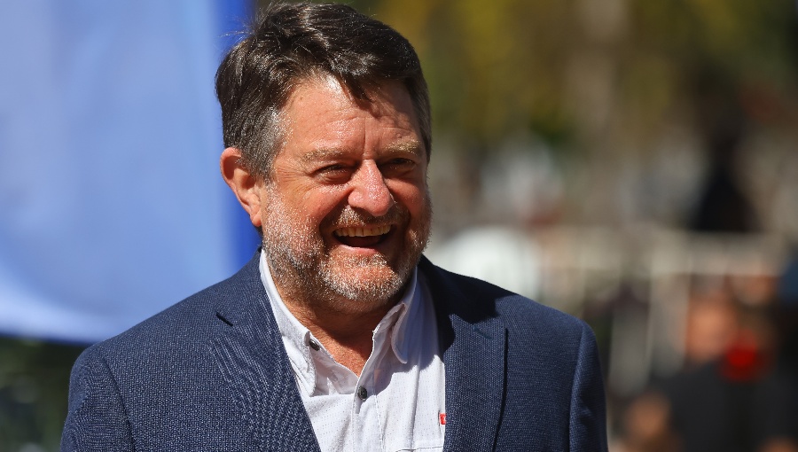 Tricel rechaza destitución de Claudio Orrego, quien seguirá como Gobernador Metropolitano
