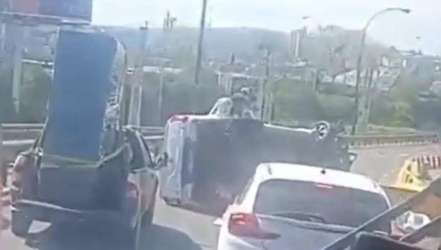Alta congestión generó volcamiento vehicular en la Av. España en dirección a Viña del Mar