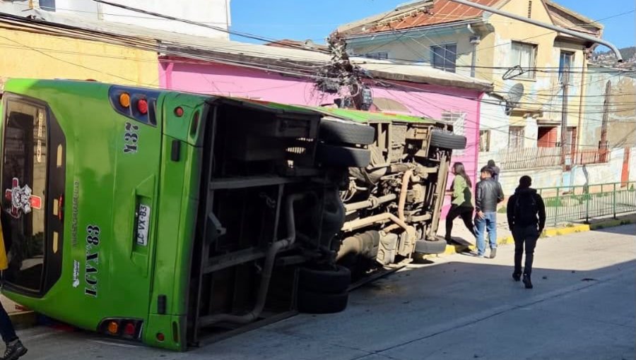 Conductor de microbús resulta con lesiones tras volcar y chocar un poste en el cerro Toro de Valparaíso