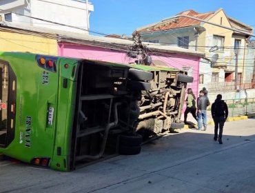 Conductor de microbús resulta con lesiones tras volcar y chocar un poste en el cerro Toro de Valparaíso