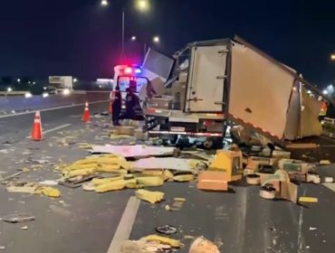 Intento de encerrona termina con camión cargado con tortas accidentado en Pudahuel
