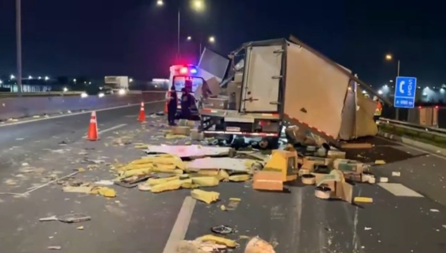 Intento de encerrona termina con camión cargado con tortas accidentado en Pudahuel