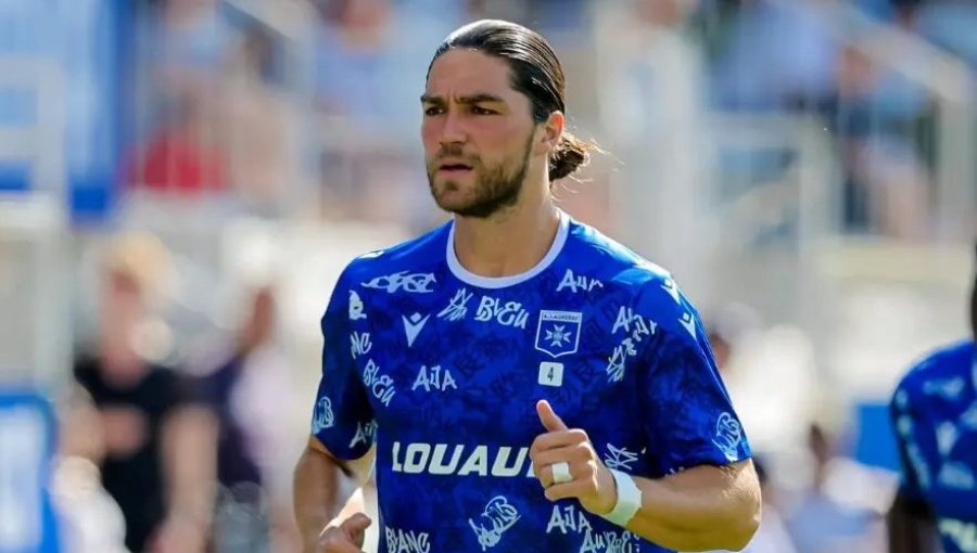 Francisco Sierralta deja el Auxerre de Francia y parte a préstamo al Piast Gliwice de la liga polaca