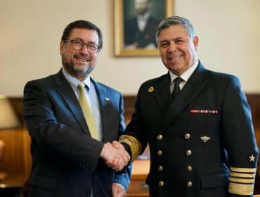 Canciller se reunió en Valparaíso con comandante en jefe de la Armada tras dichos en Argentina sobre el Estrecho de Magallanes